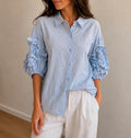 Chemise bleu ciel à manches bouffantes volantées – MC Lorène – Taille S