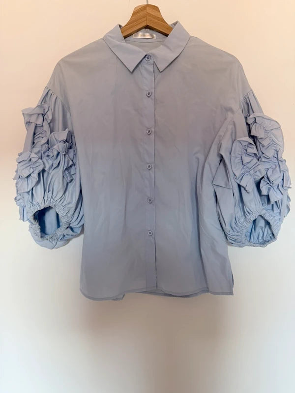 Chemise bleu ciel à manches bouffantes volantées – MC Lorène – Taille S