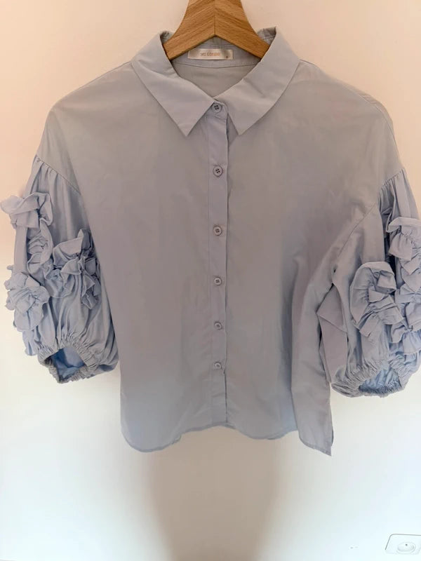 Chemise bleu ciel à manches bouffantes volantées – MC Lorène – Taille S