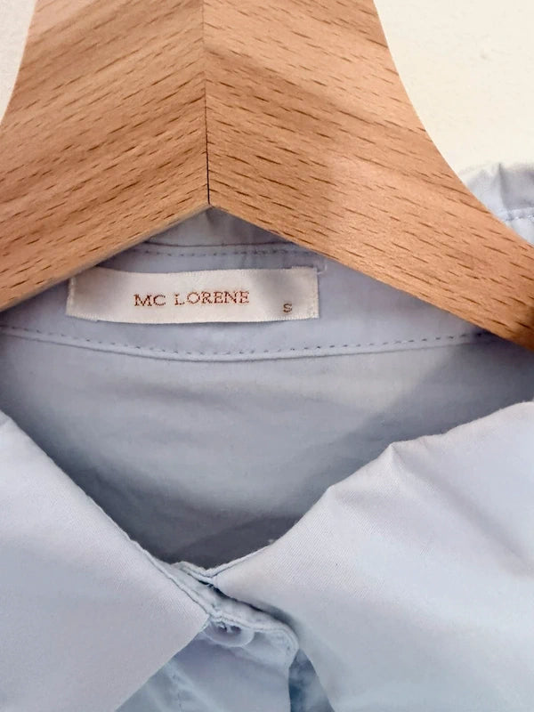 Chemise bleu ciel à manches bouffantes volantées – MC Lorène – Taille S