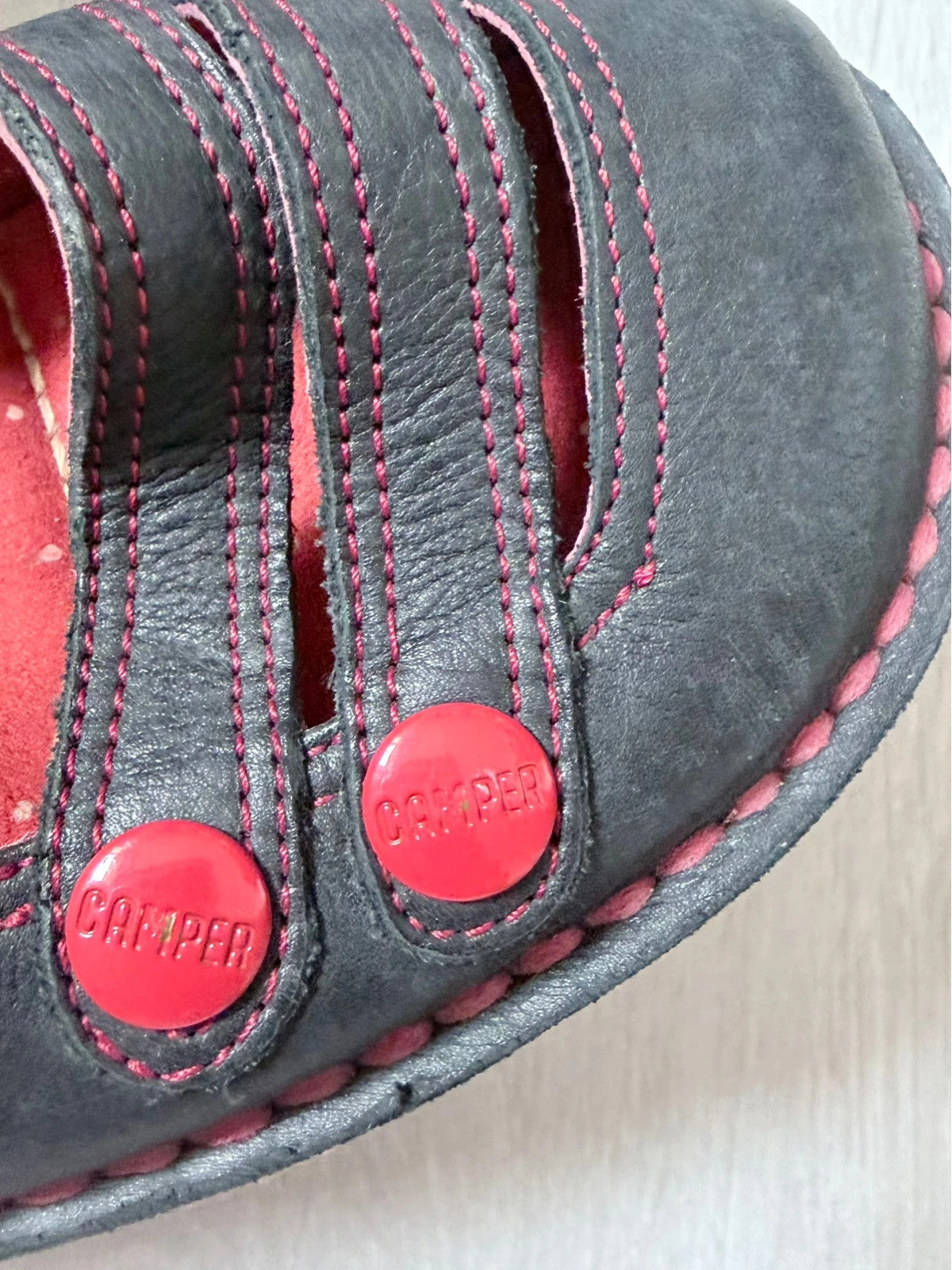 Camper en cuir noir et rouge – T.38