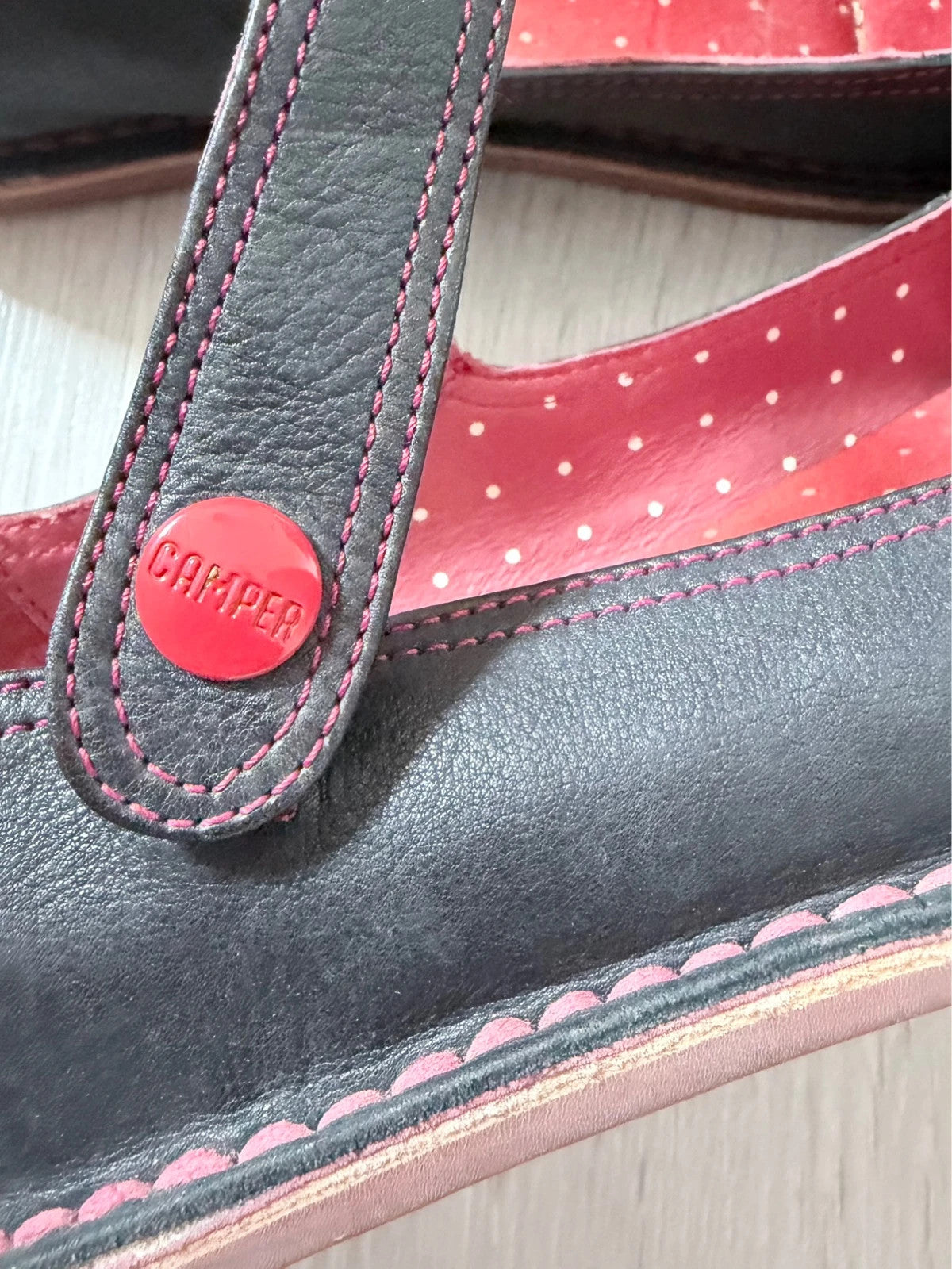 Camper en cuir noir et rouge – T.38