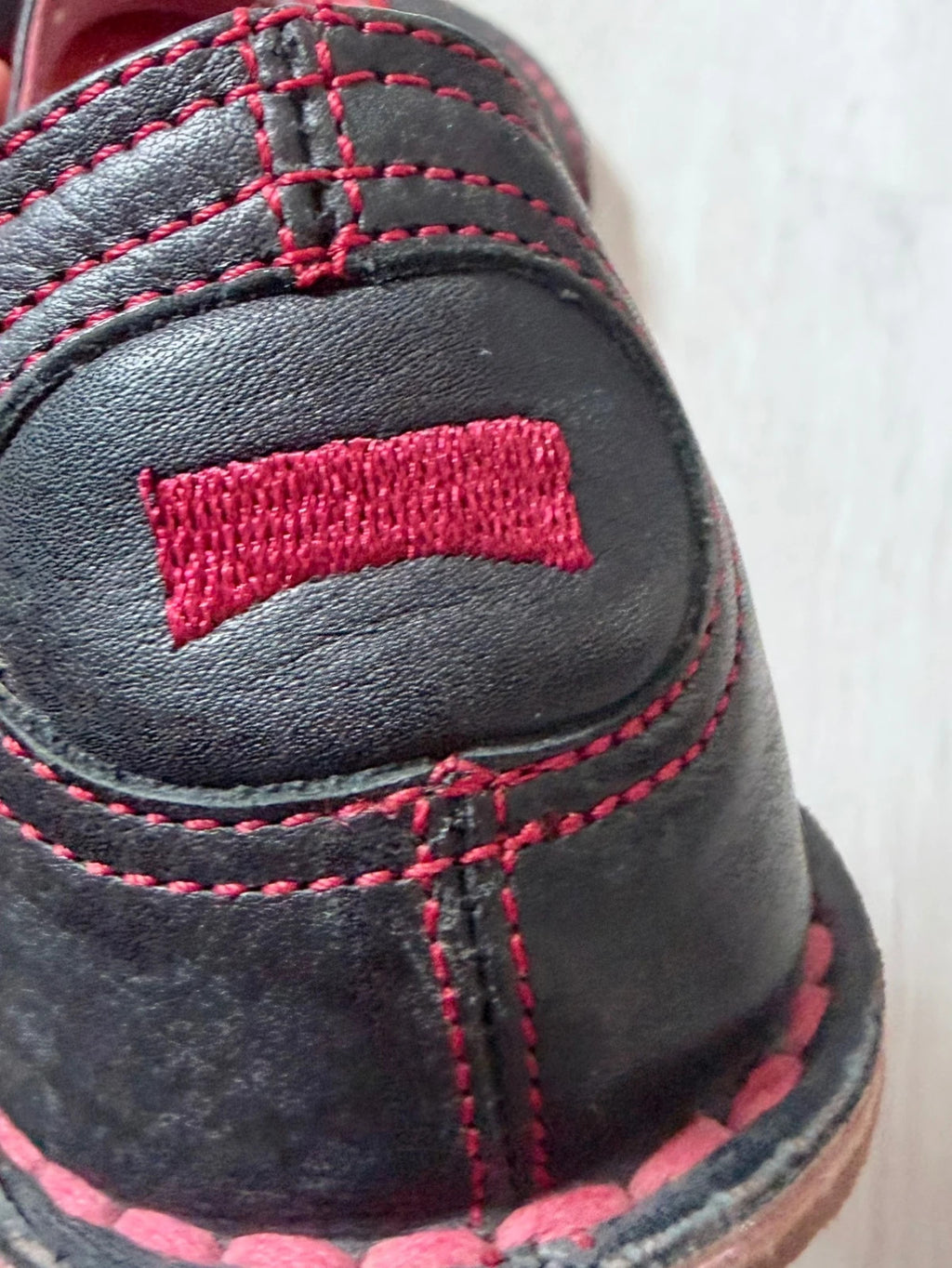 Camper en cuir noir et rouge – T.38
