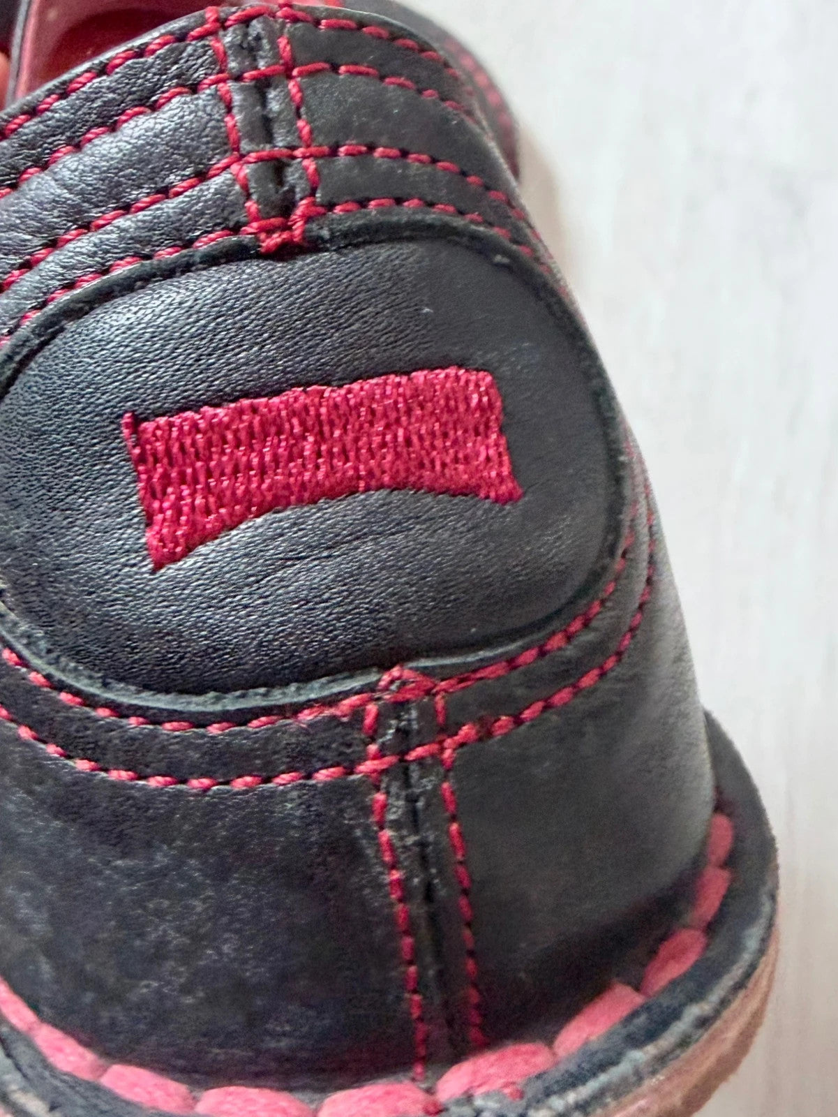 Camper en cuir noir et rouge – T.38