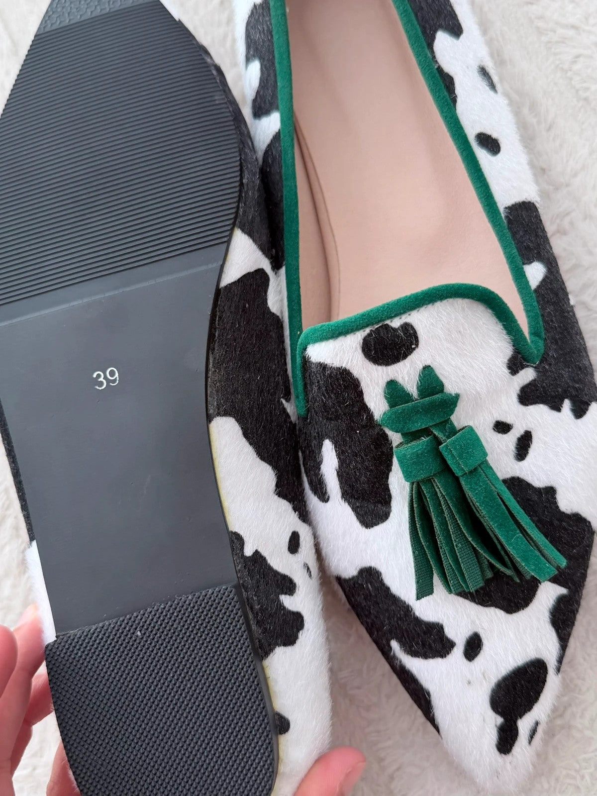 Mocassins imprimé vache noir & blanc à pampilles vertes – T39 – Très bon état