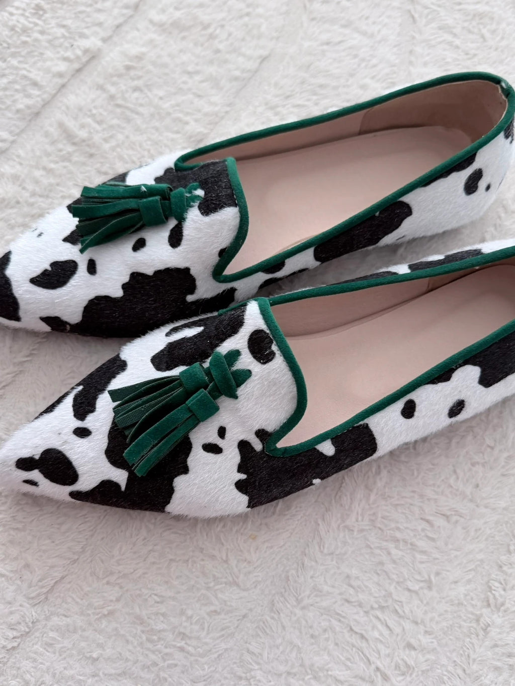 Mocassins imprimé vache noir & blanc à pampilles vertes – T39 – Très bon état