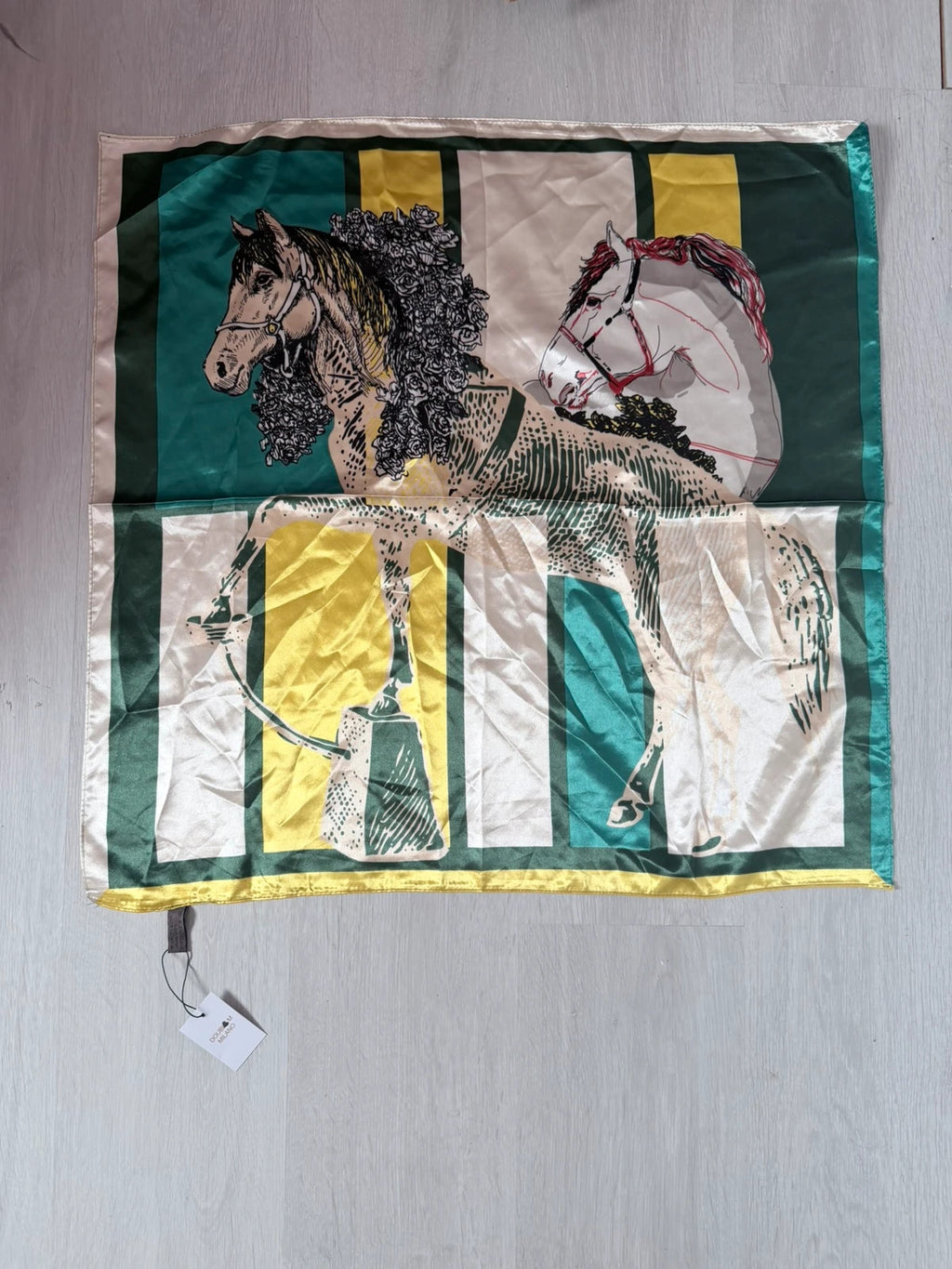 Carré de soie Double M Milano – Imprimé chevaux – Vert & doré
