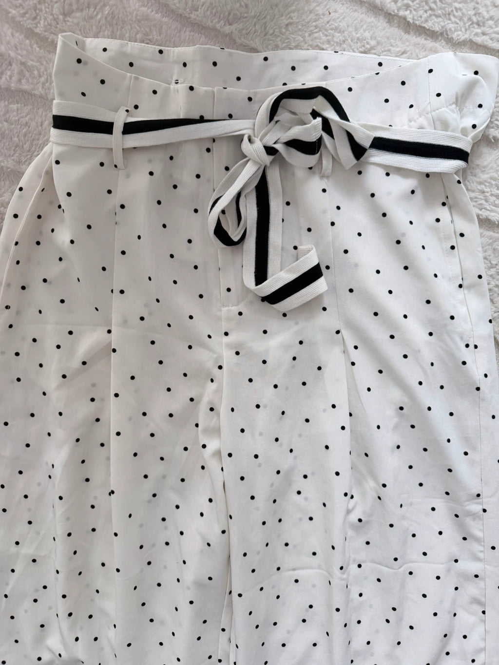 Pantalon large à pois blanc & noir – Taille M – Taille haute avec ceinture