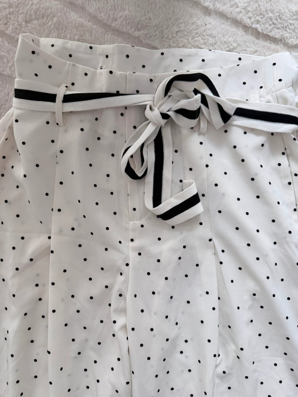 Pantalon large à pois blanc & noir – Taille M – Taille haute avec ceinture