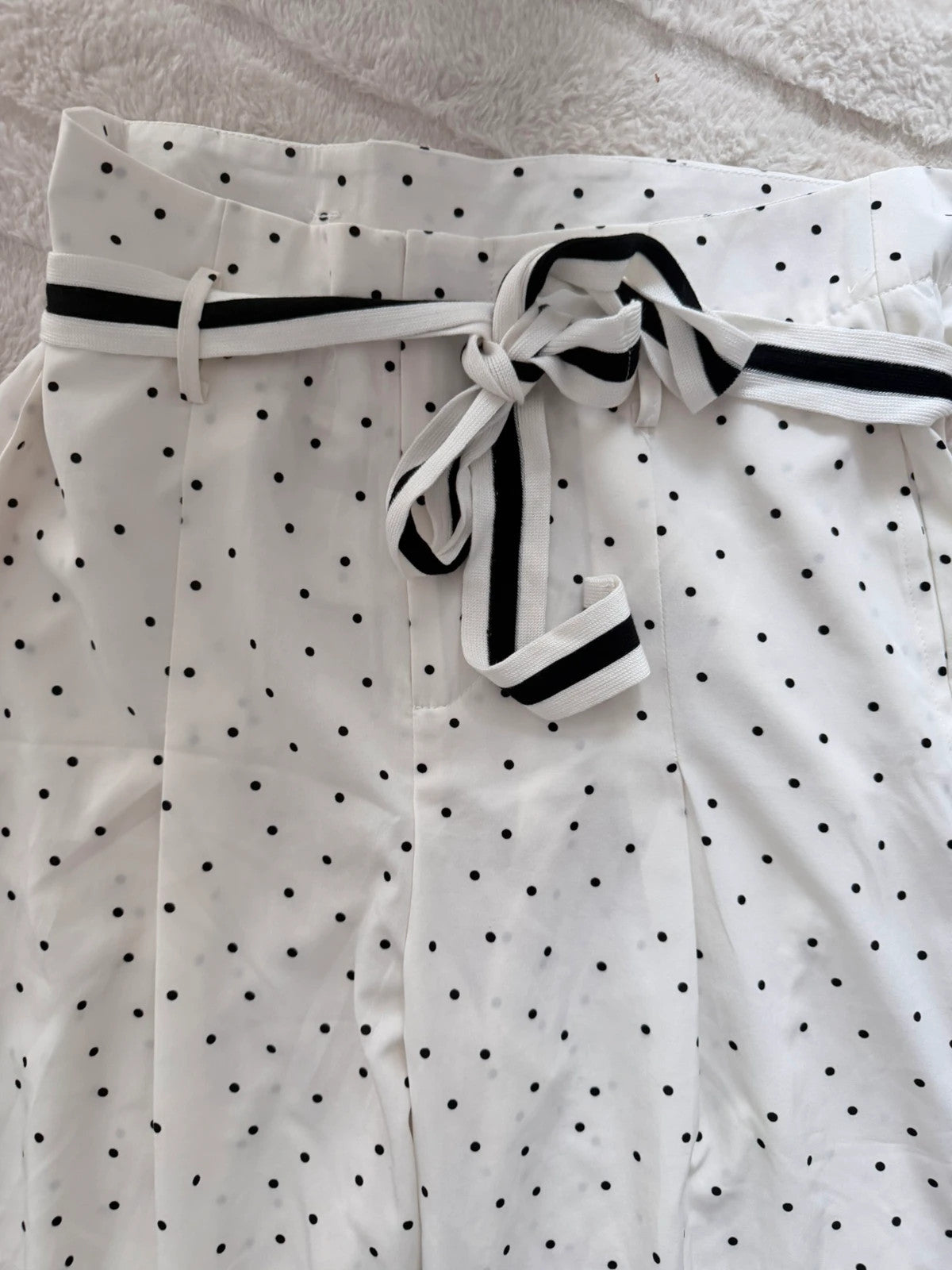 Pantalon large à pois blanc & noir – Taille M – Taille haute avec ceinture