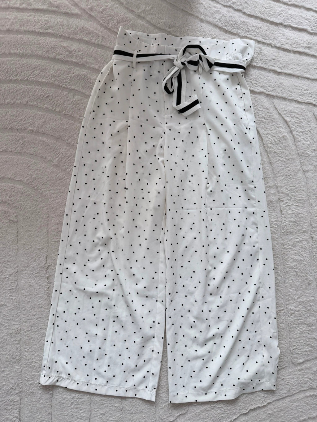 Pantalon large à pois blanc & noir – Taille M – Taille haute avec ceinture
