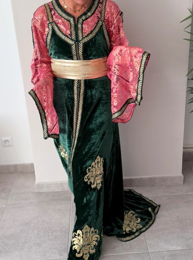 Takchita / Caftan marocain vert émeraude en velours et dentelle rose – Ceinture incluse – Taille M