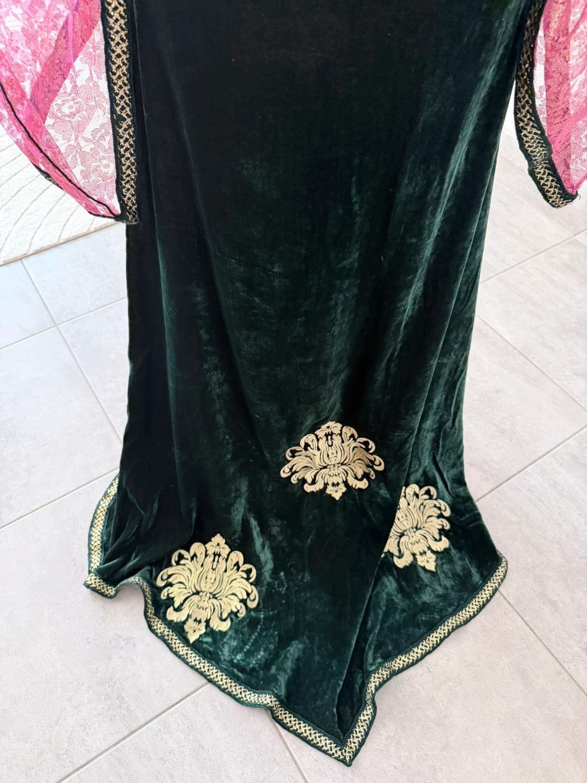Takchita / Caftan marocain vert émeraude en velours et dentelle rose – Ceinture incluse – Taille M