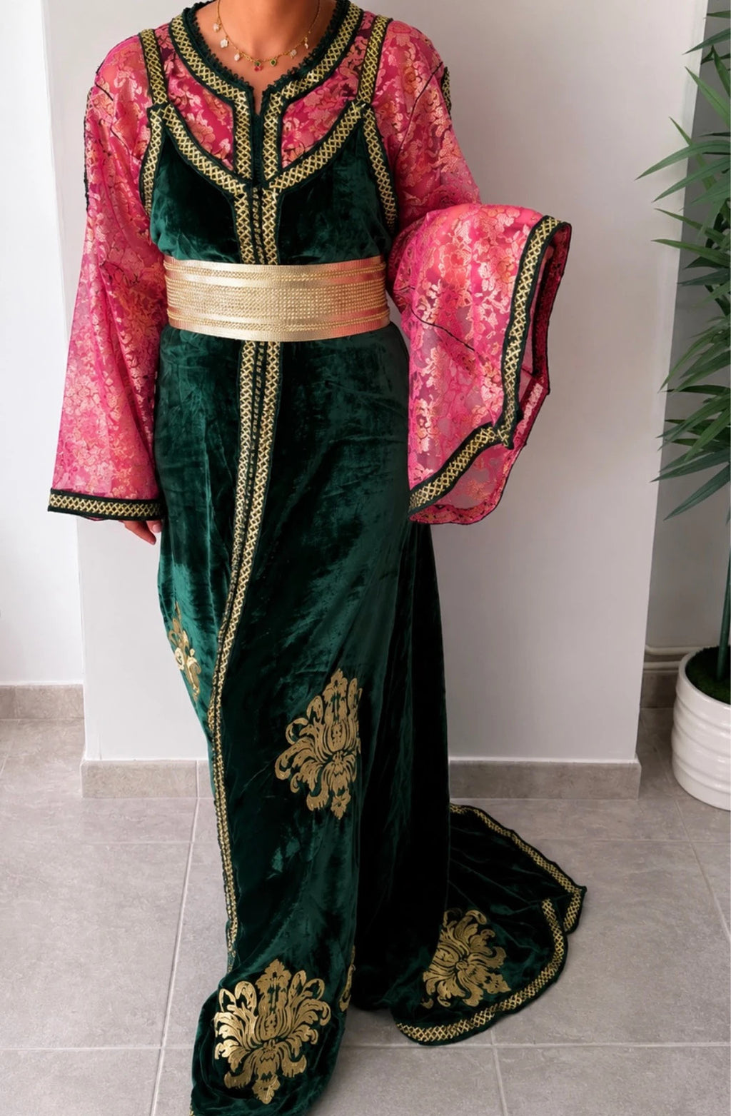 Takchita / Caftan marocain vert émeraude en velours et dentelle rose – Ceinture incluse – Taille M