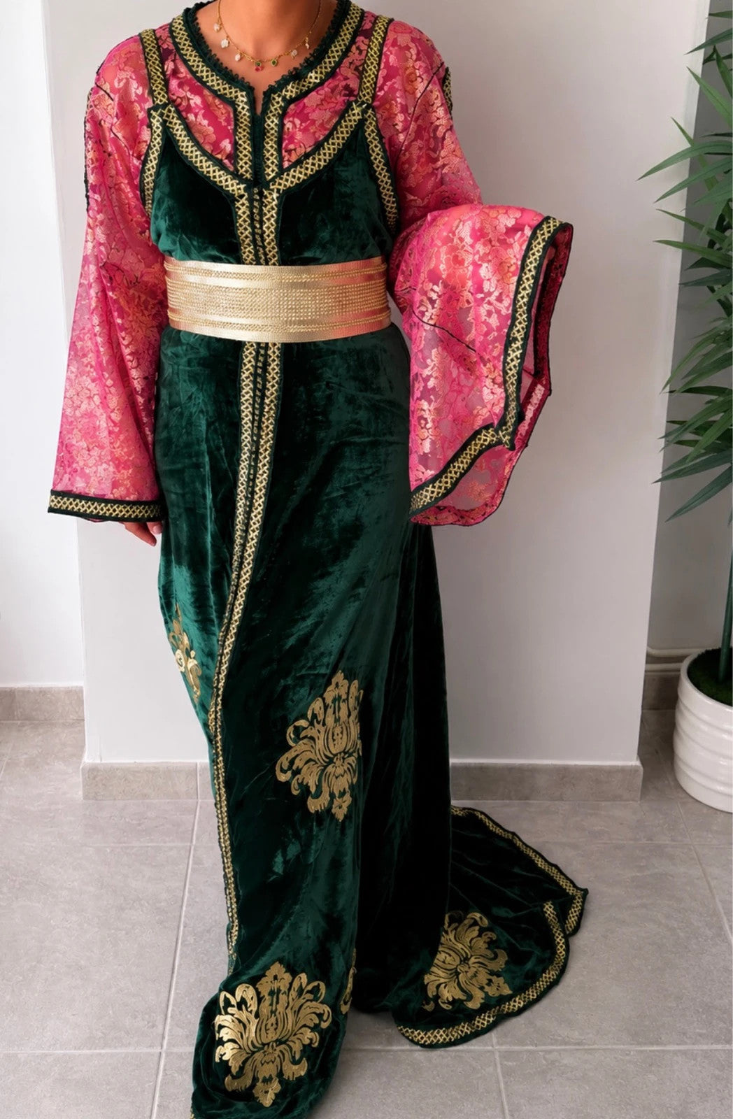 Takchita / Caftan marocain vert émeraude en velours et dentelle rose – Ceinture incluse – Taille M