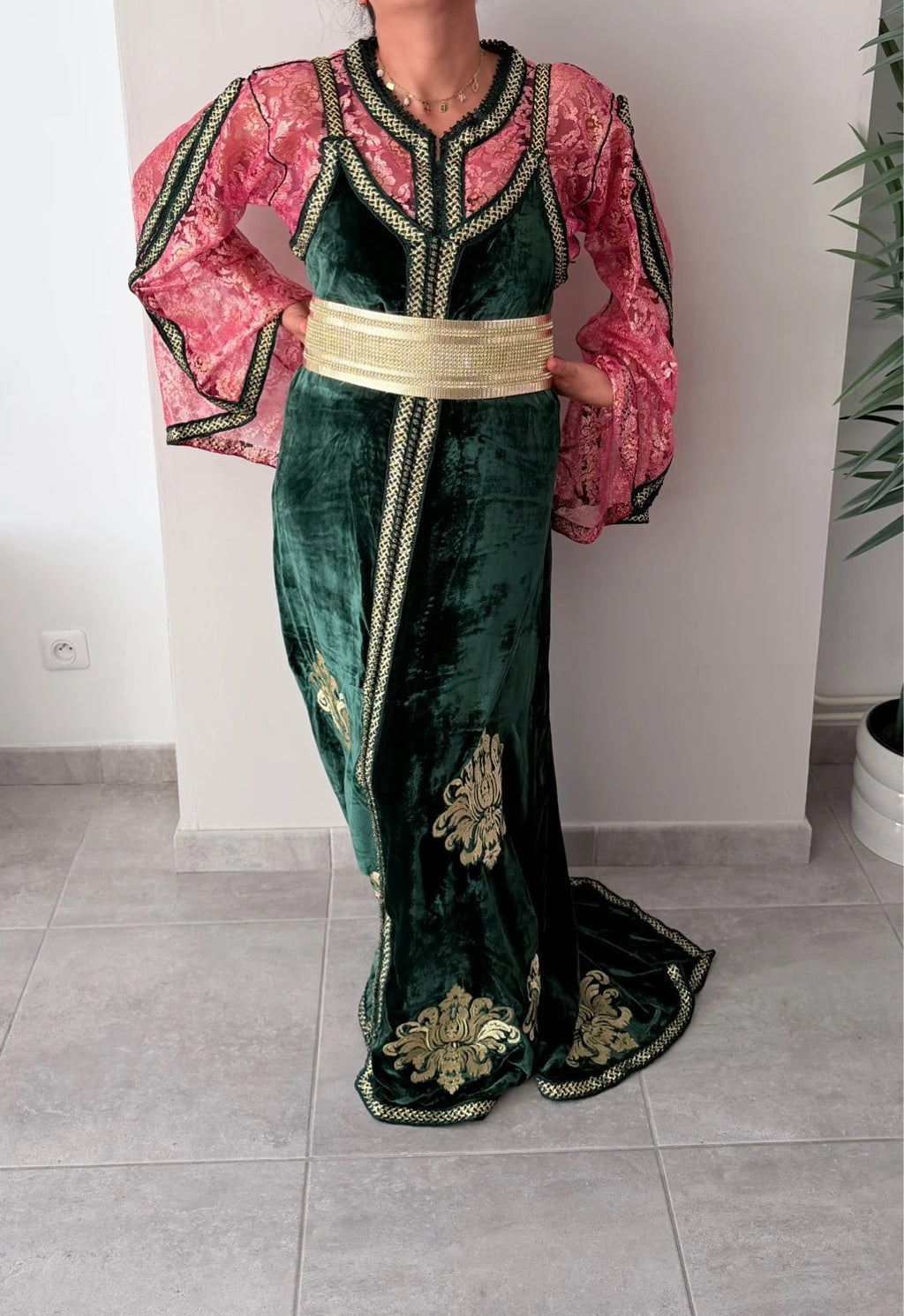 Takchita / Caftan marocain vert émeraude en velours et dentelle rose – Ceinture incluse – Taille M