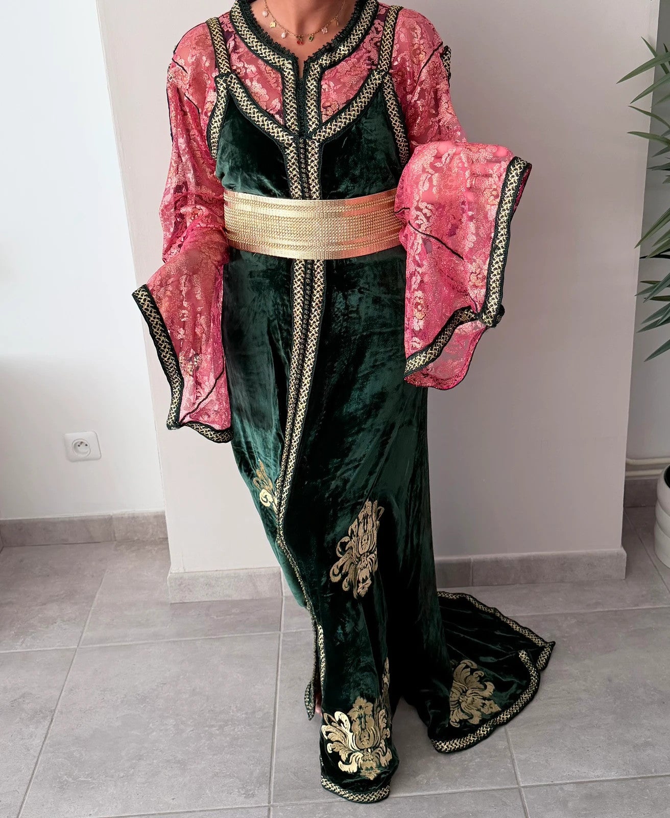 Takchita / Caftan marocain vert émeraude en velours et dentelle rose – Ceinture incluse – Taille M