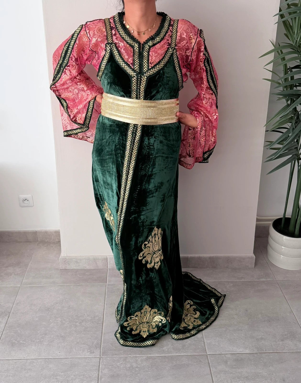 Takchita / Caftan marocain vert émeraude en velours et dentelle rose – Ceinture incluse – Taille M