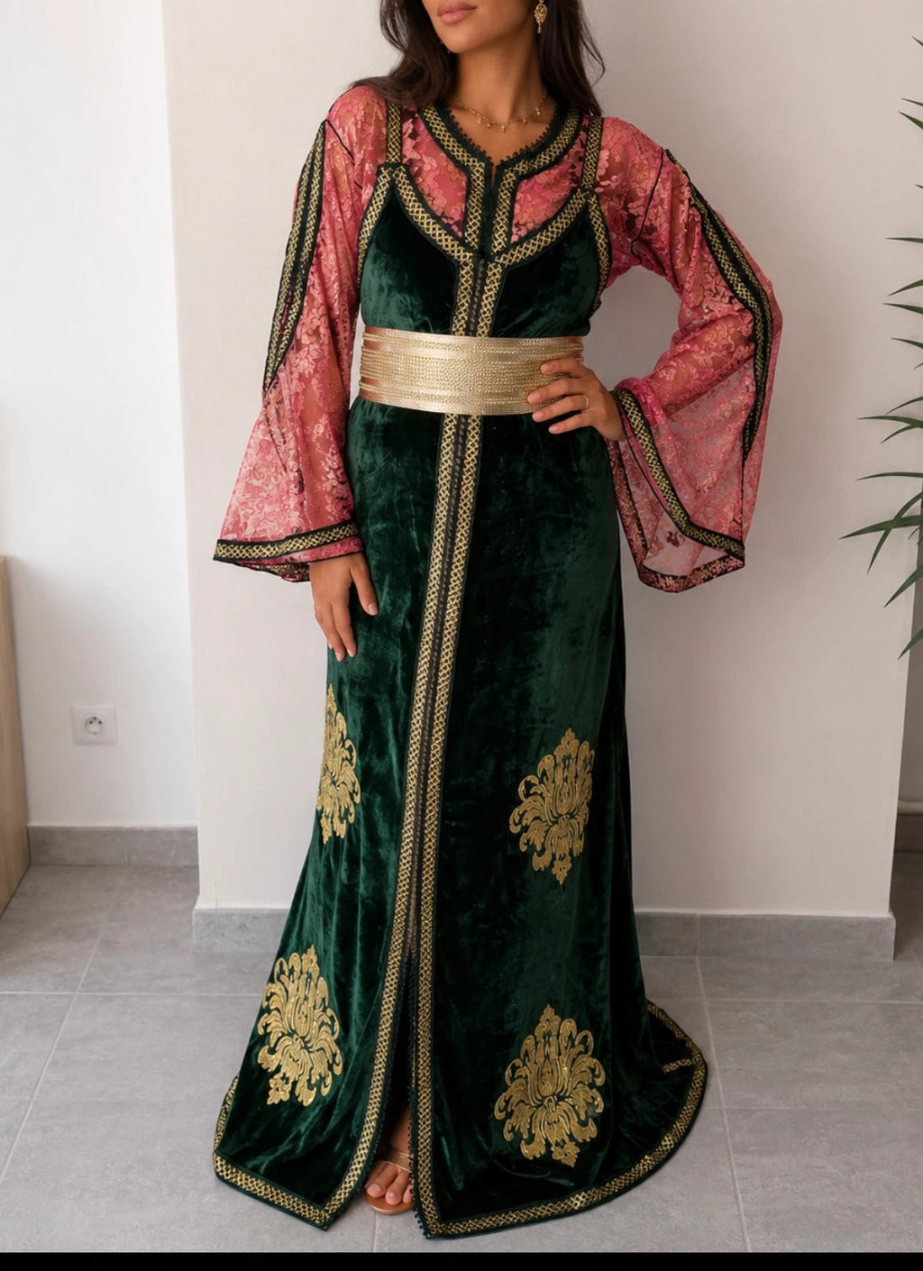 Takchita / Caftan marocain vert émeraude en velours et dentelle rose – Ceinture incluse – Taille M