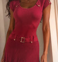 Robe Morgan rouge côtelée avec ceinture et détails métalliques – Taille S/M