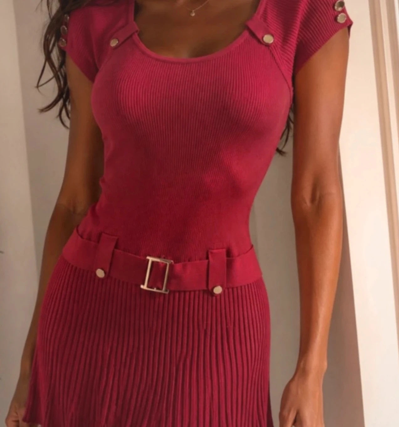 Robe Morgan rouge côtelée avec ceinture et détails métalliques – Taille S/M