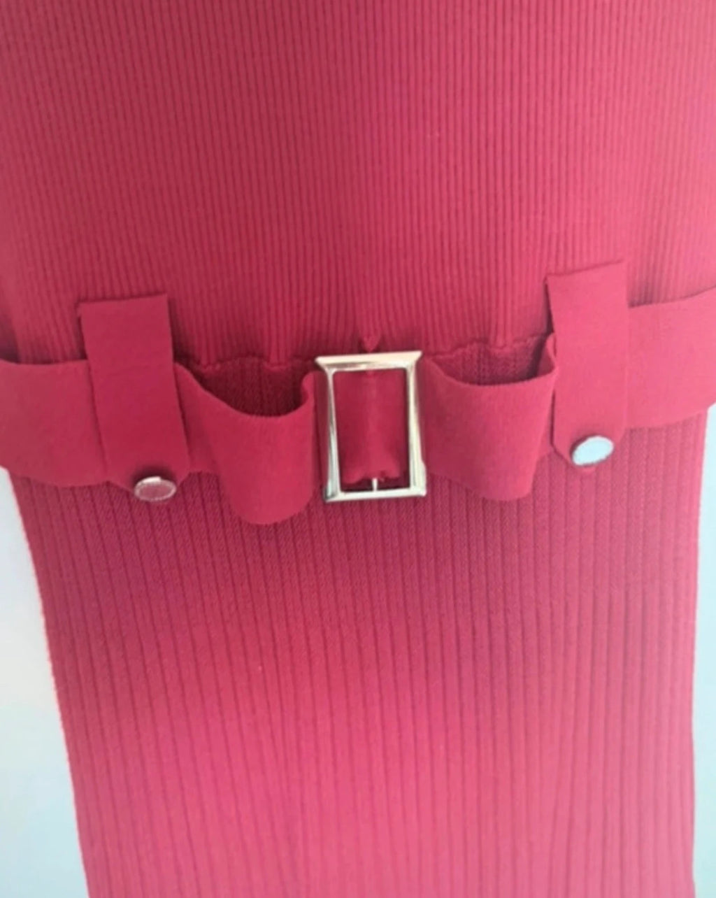 Robe Morgan rouge côtelée avec ceinture et détails métalliques – Taille S/M