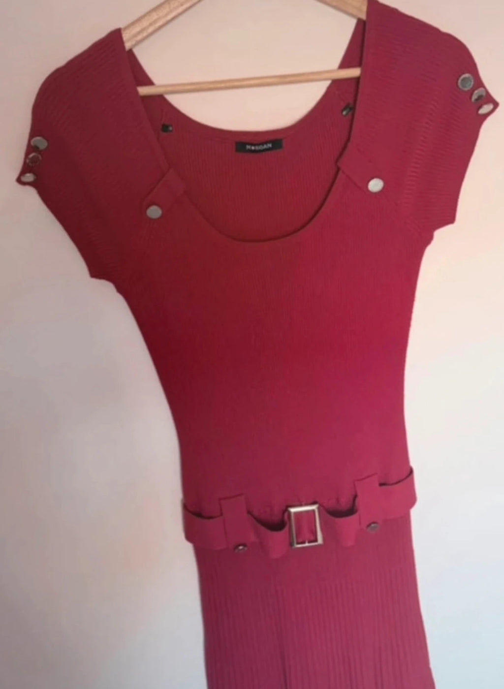 Robe Morgan rouge côtelée avec ceinture et détails métalliques – Taille S/M