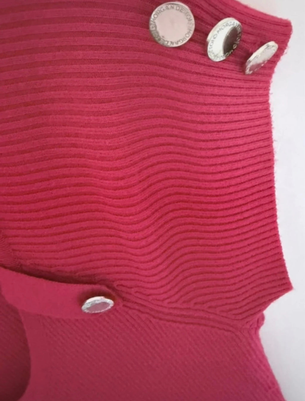 Robe Morgan rouge côtelée avec ceinture et détails métalliques – Taille S/M