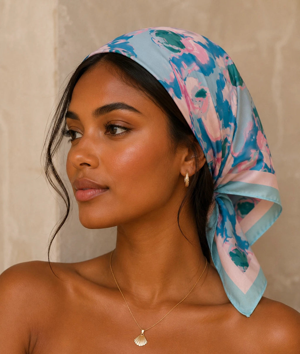 Foulard carré bleu pastel & rose – Effet soie – 60 × 60 cm – Neuf avec étiquette