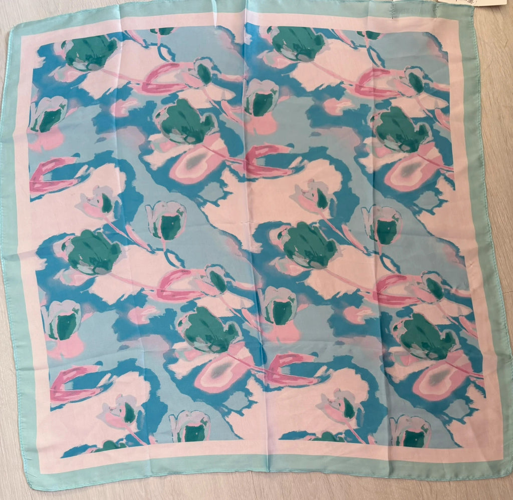 Foulard carré bleu pastel & rose – Effet soie – 60 × 60 cm – Neuf avec étiquette