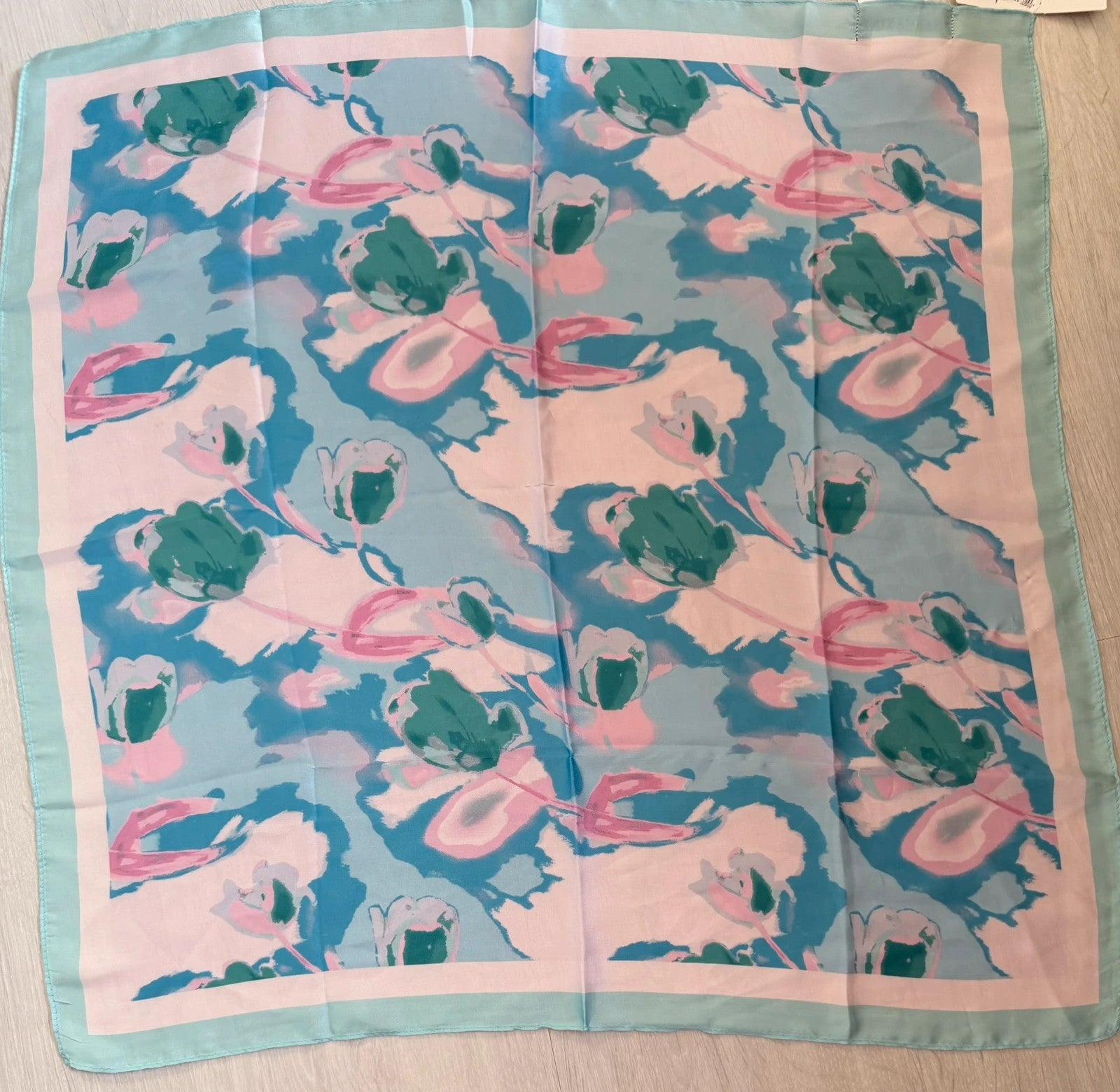 Foulard carré bleu pastel & rose – Effet soie – 60 × 60 cm – Neuf avec étiquette