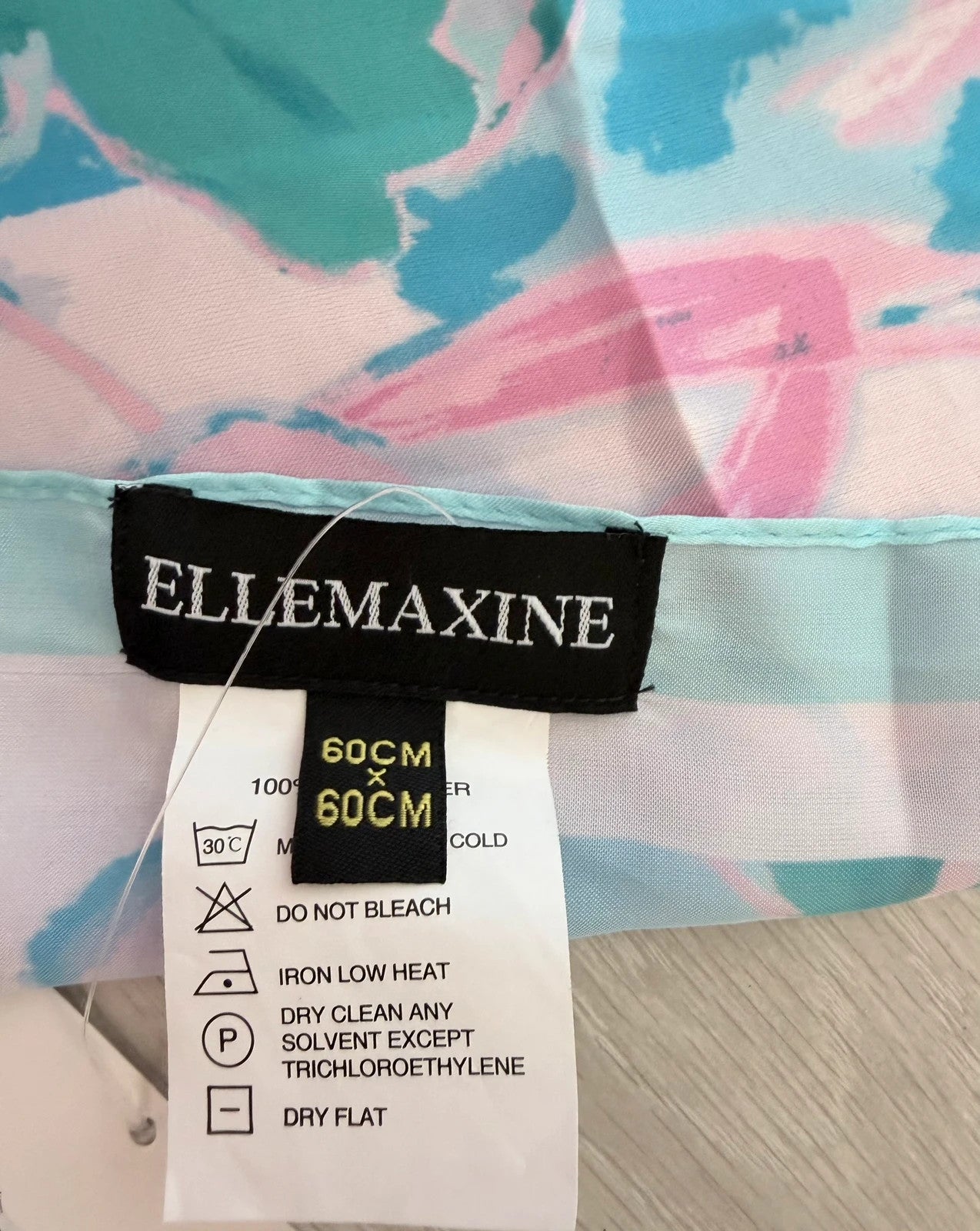 Foulard carré bleu pastel & rose – Effet soie – 60 × 60 cm – Neuf avec étiquette