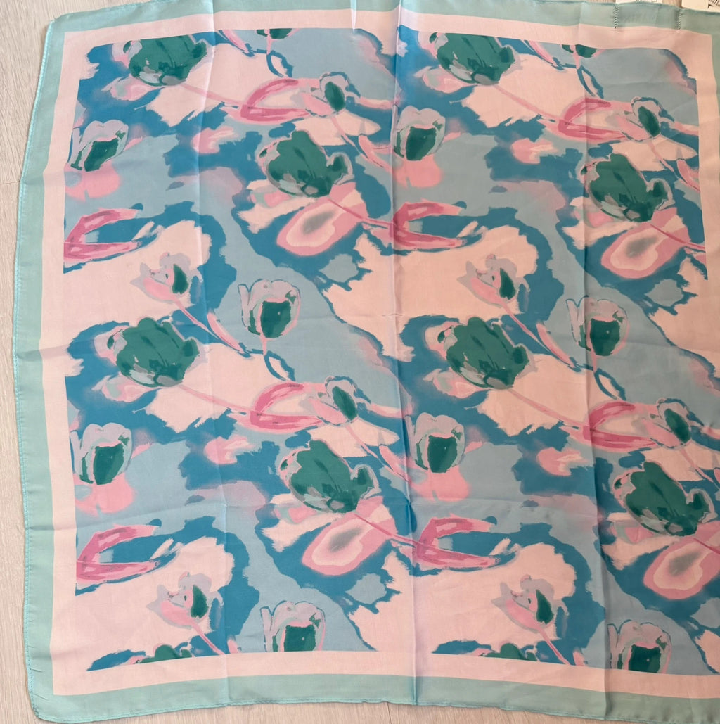 Foulard carré bleu pastel & rose – Effet soie – 60 × 60 cm – Neuf avec étiquette